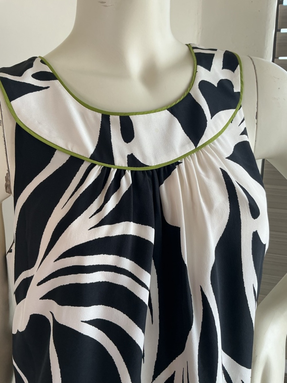 Ann Taylor Black & White Floral Sleeveless Shift Dress elegant lightweight 8 - Picture 2 of 4